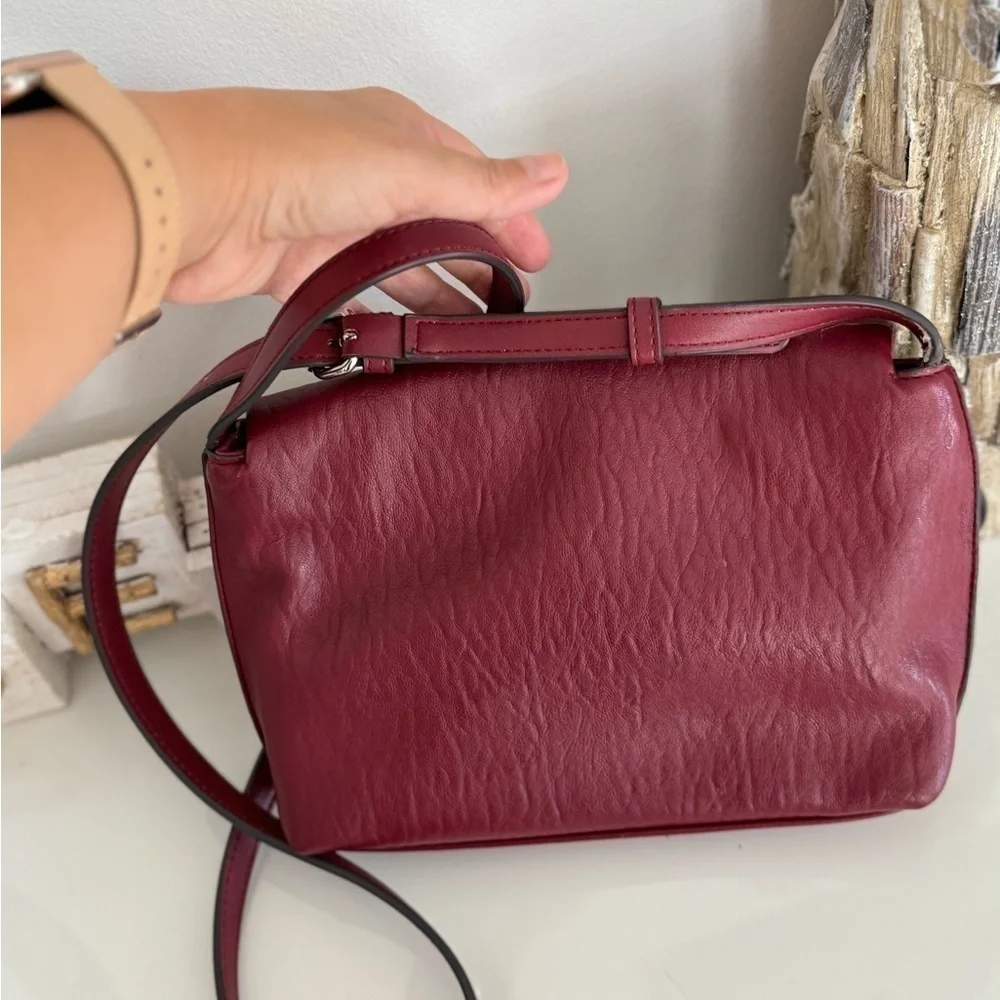 Calvin Klein Crossbody in Currant – Stylish & Functional